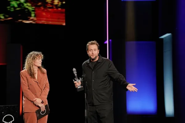 Joachim Lafosse on stage with Chloé Duponchelle with their Jury Prize