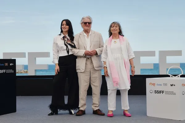 Tender Loving Care cast in San Sebastian