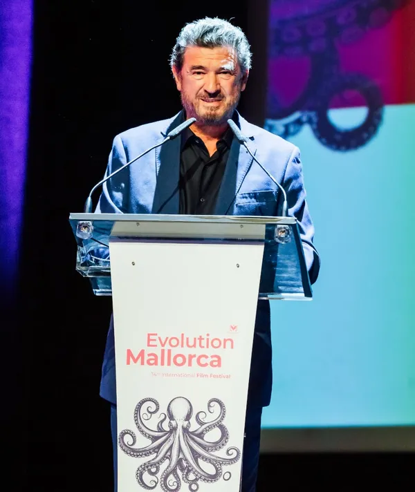Julio Medem receiving his prize