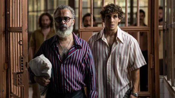 Miguel Herrán as Manuel and Javier Gutiérrez as Pino in Prison 77